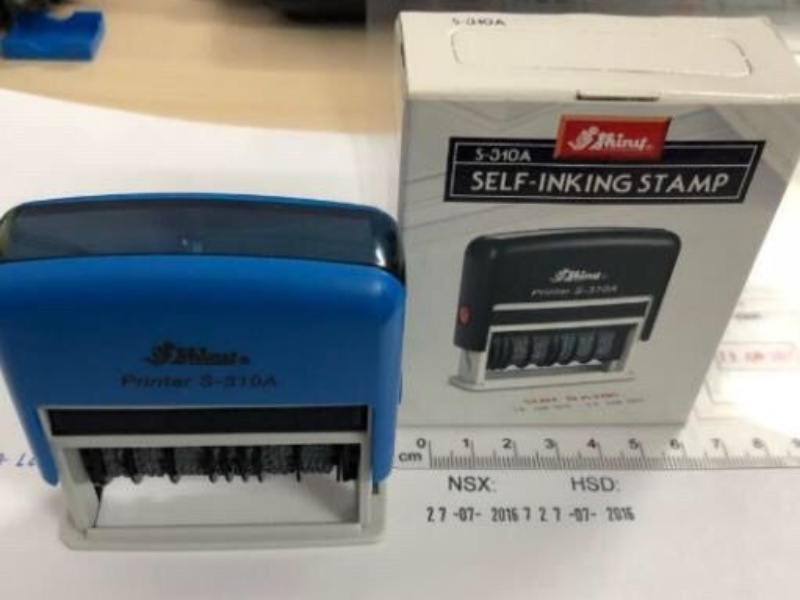 Con dấu đóng Ngày sản xuất và Hạn sử dụng liền mực